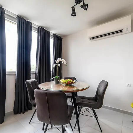 Apartment Black & White *